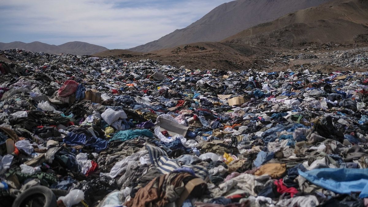 Chilská poušť Atacama se mění na hřbitov oblečení z celého světa